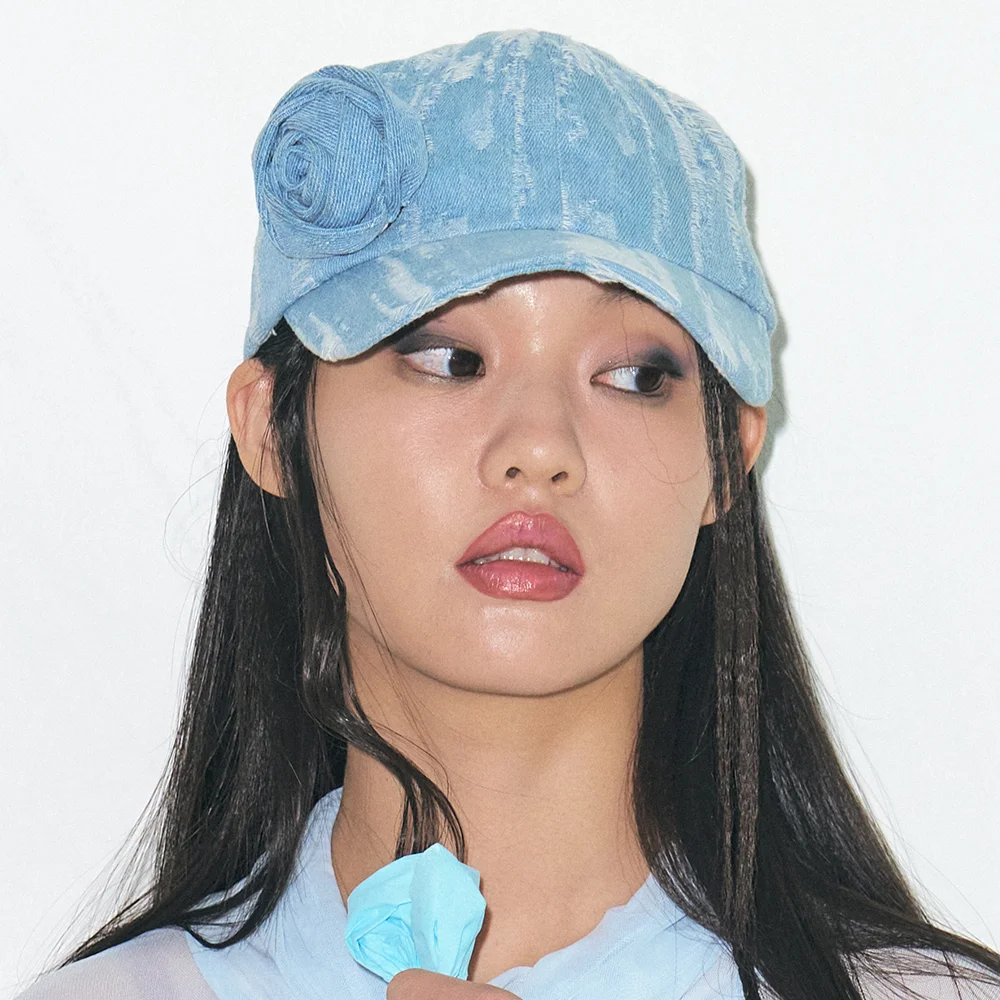 CORSAGE DESTROYED DENIM CAP IN LIGHT BLUE