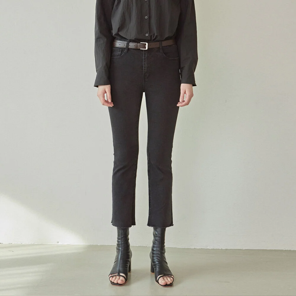 CROP BOOTSCUT BLACK JEANS