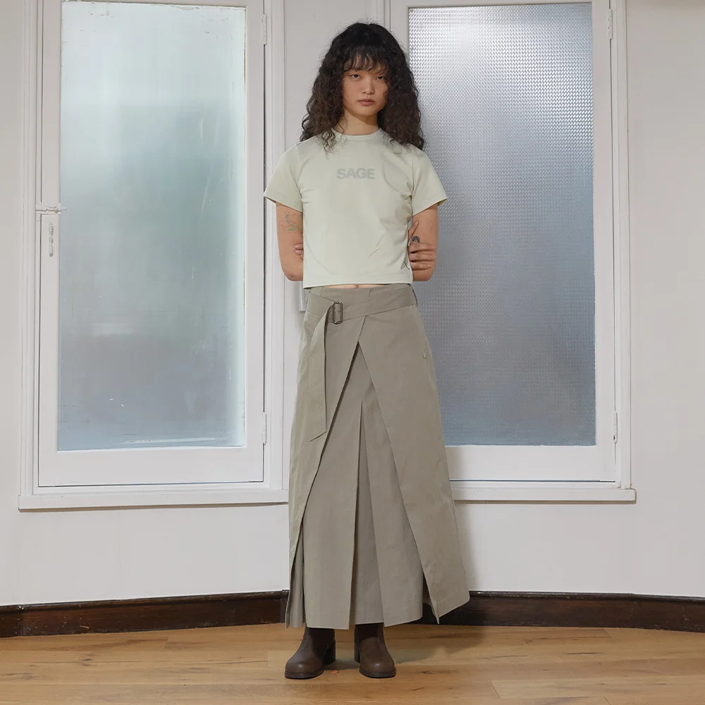 A LINE PLEATS BELTED SKIRT IN LIGHT KHAKI