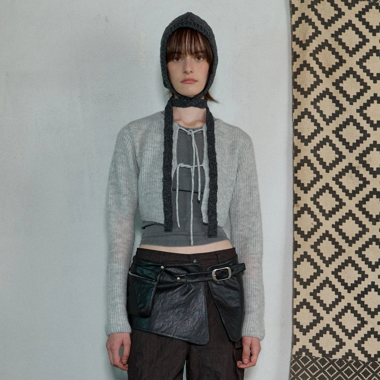 STRAP CROPPED CARDIGAN - LIGHT GRAY
