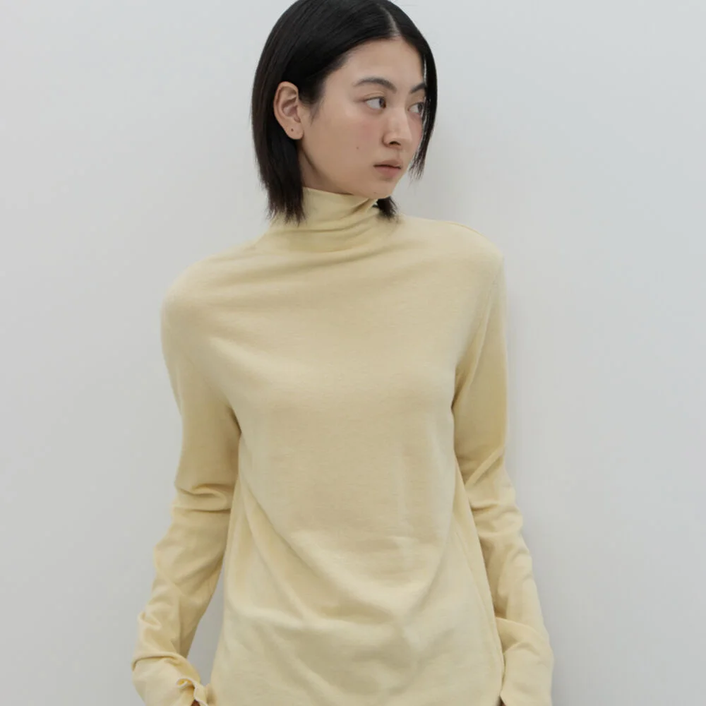 LOOSE FIT TURTLE NECK TOP / YELLOW