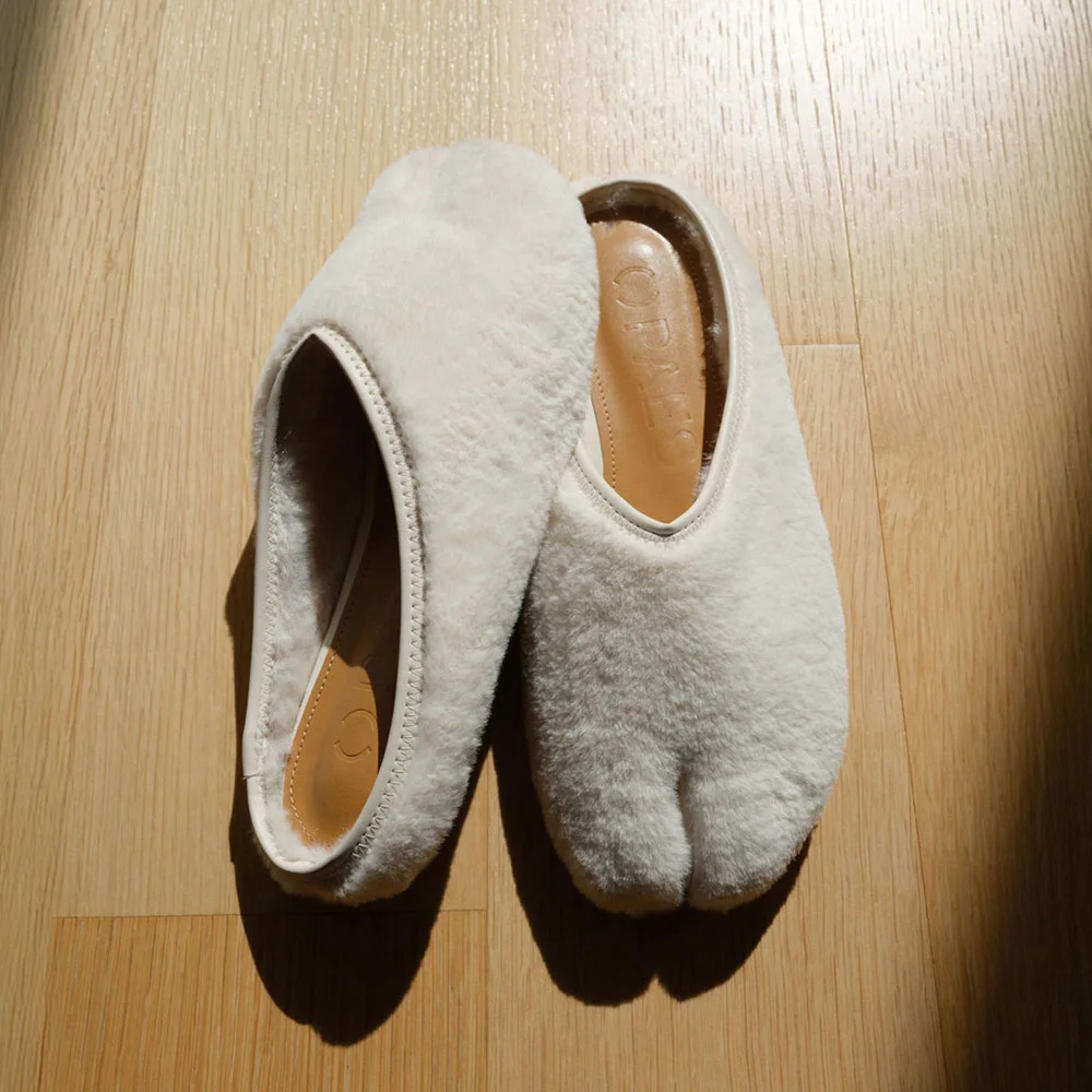 Round Fur Low Mule / White