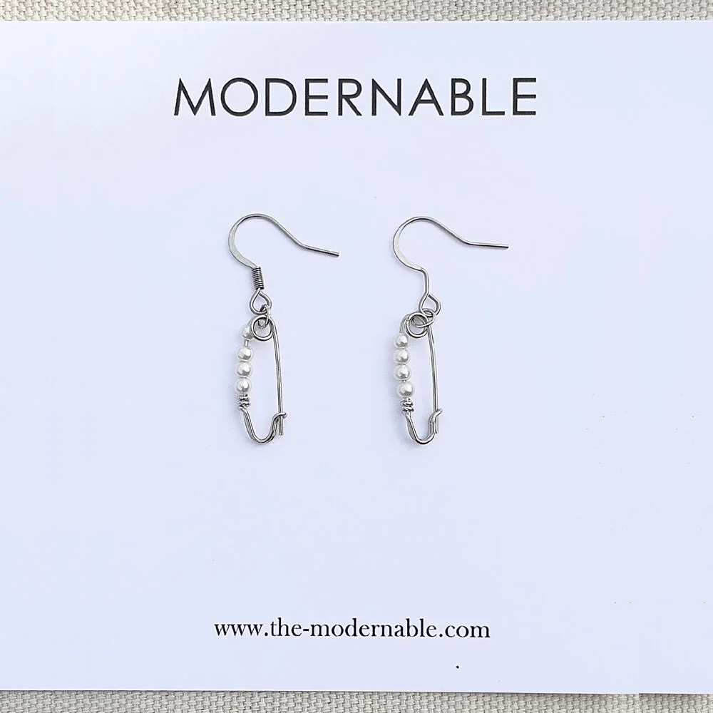 A SAFETY PIN PEARL EARRINGS - SILVER