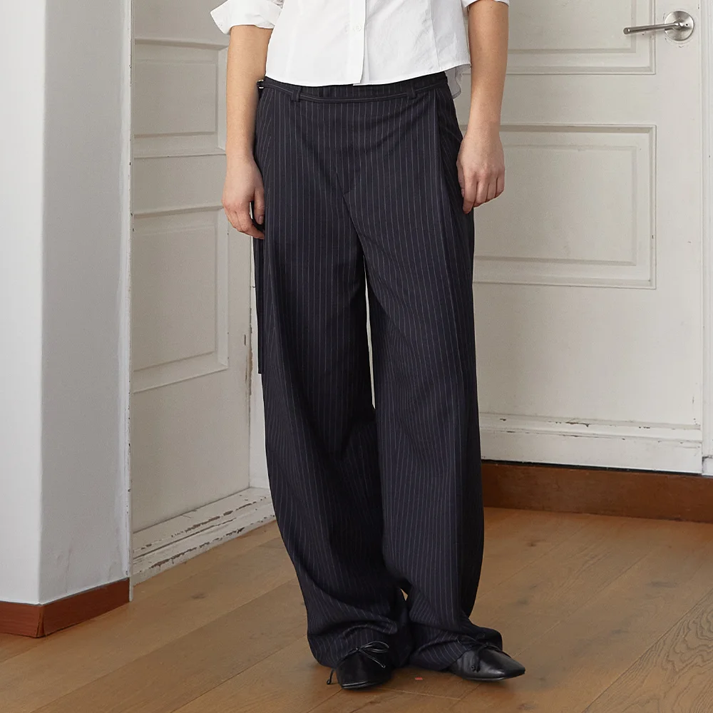 TUCK POINT STRIPE TROUSER IN DARK NAVY