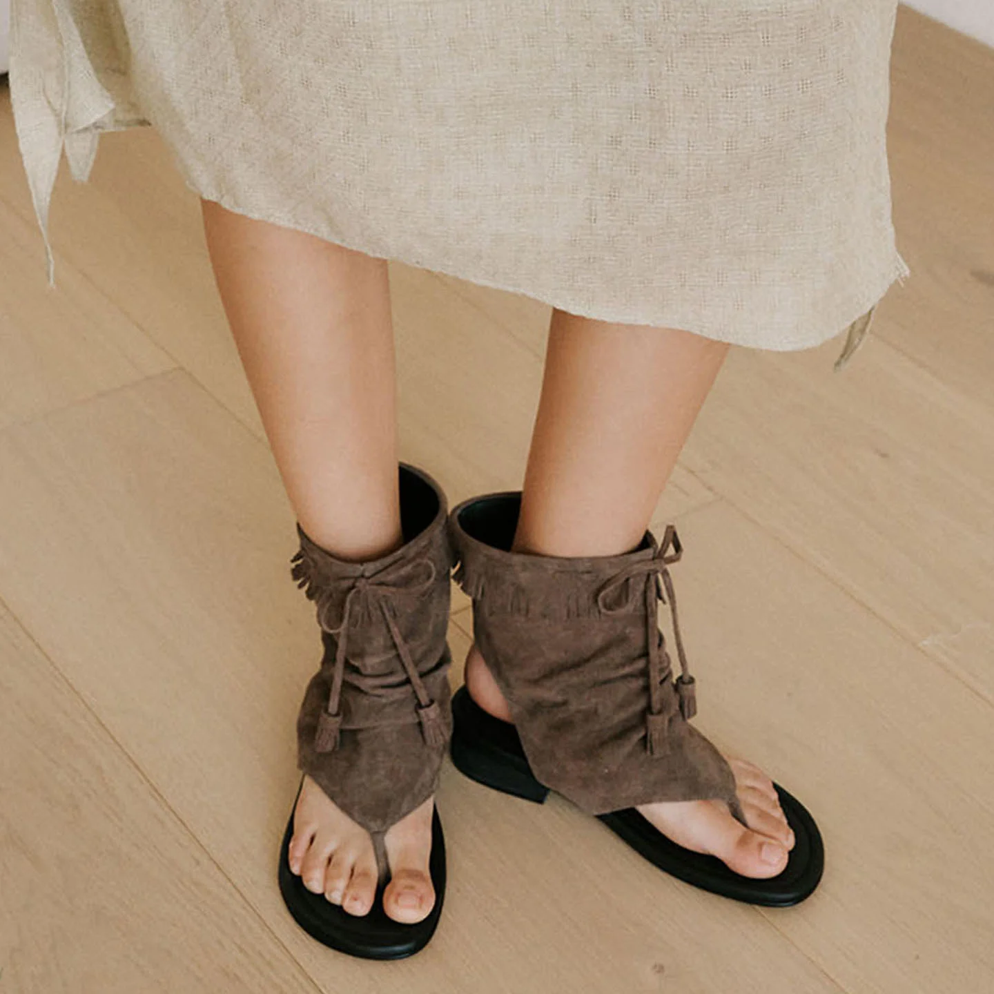 SUEDE TESSLE FLIP-FLOP