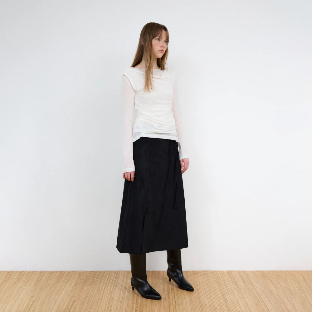 Side Slit Suede Long Skirt (Black)