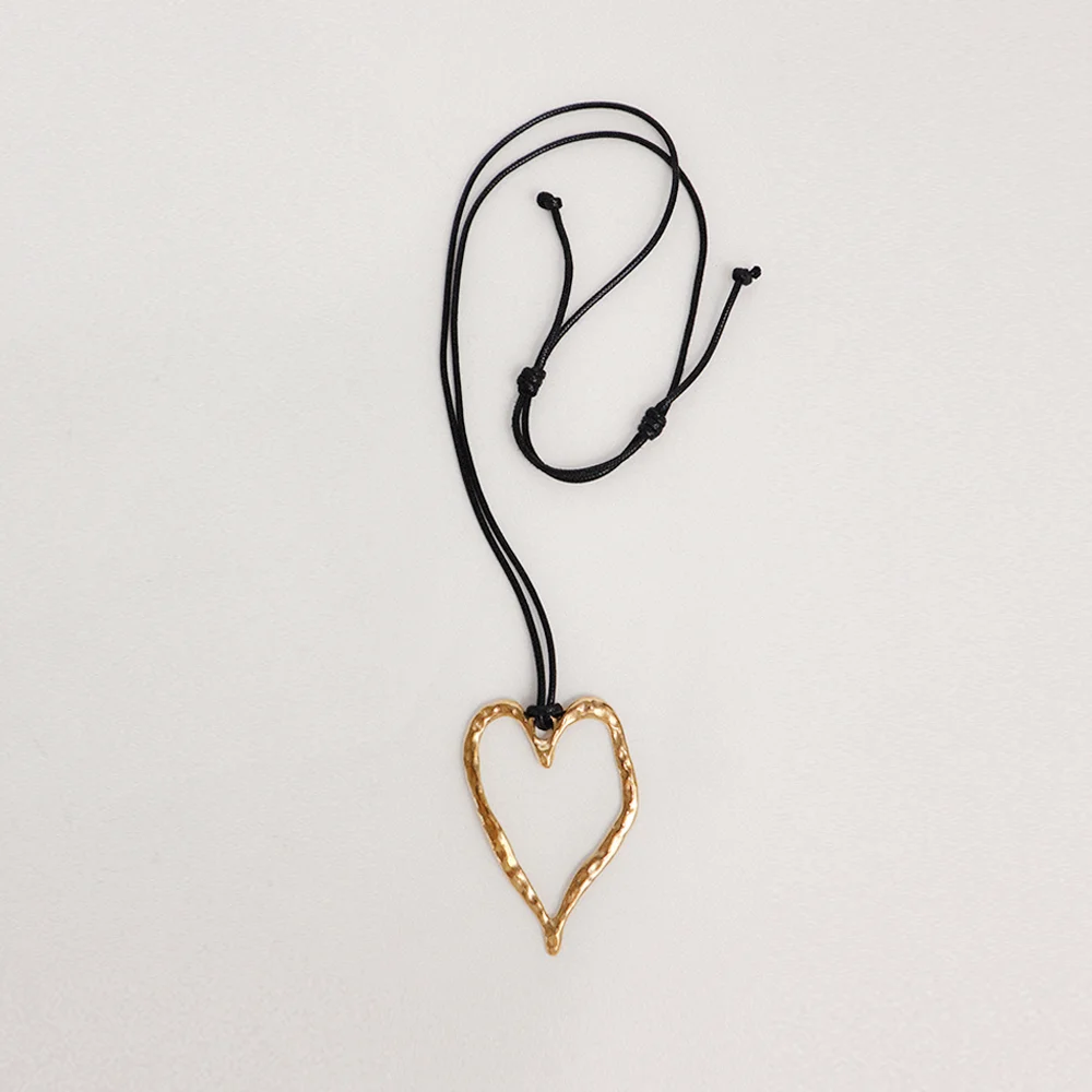 Sculpted heart necklace_gold