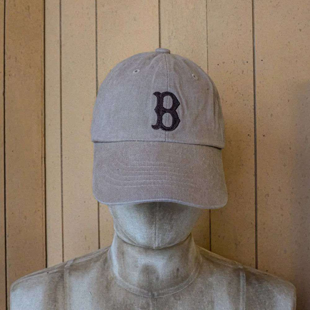 STAY LOOSE B SYMBOL TWILL CAP (LIGHT BROWN)