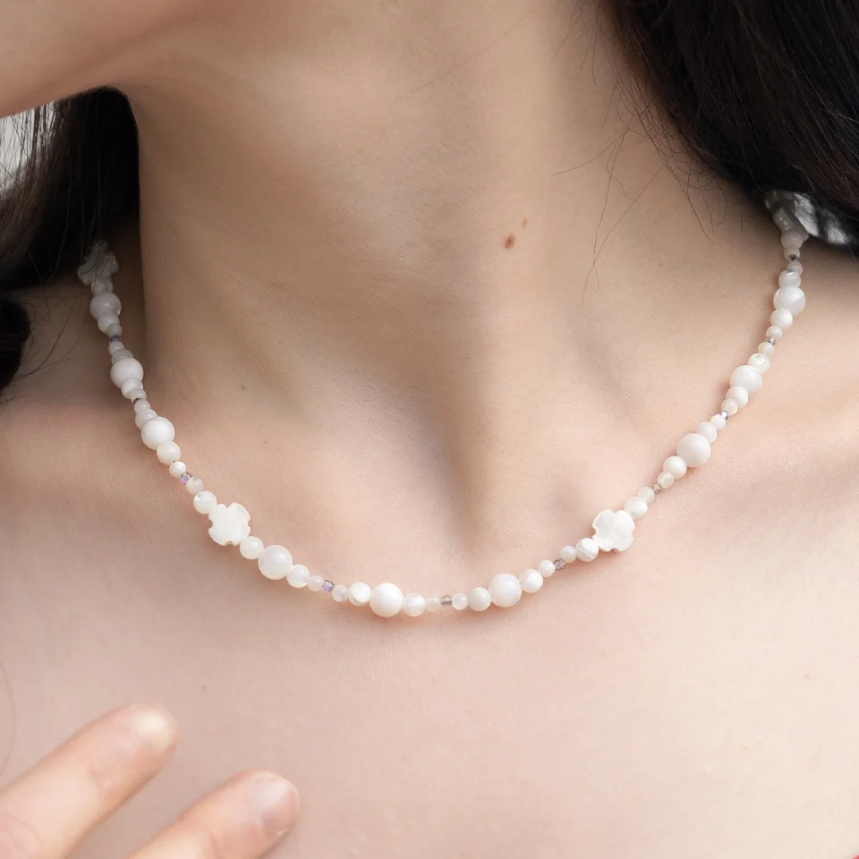 Light bloom necklace