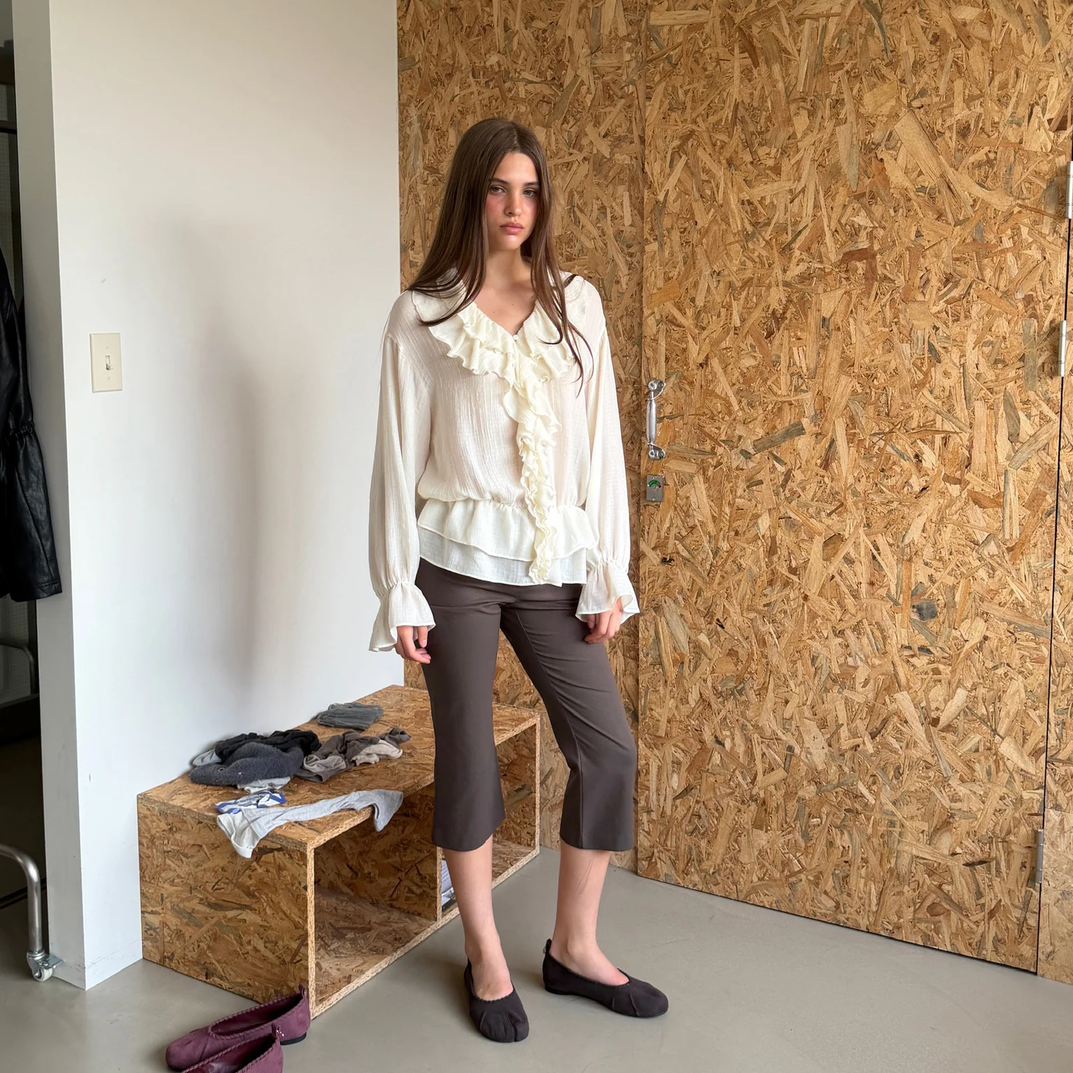 SEMI FLARE CAPRI PANTS (BROWN)