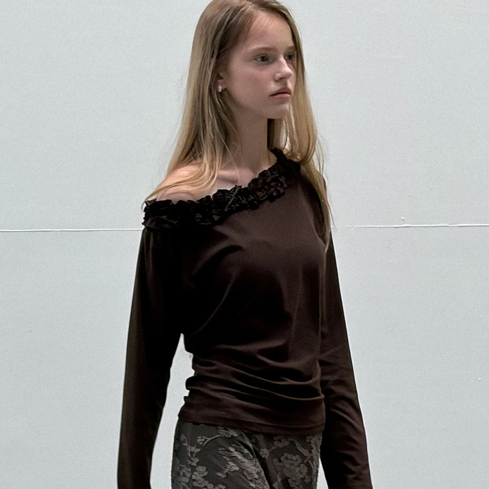 BOAT NECK RUFFLE T-SHIRT (BROWN)