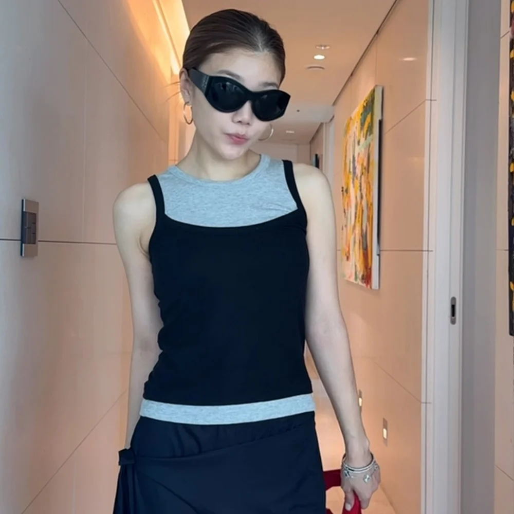 D-CONTRAST SLEEVELESS IN BLACK