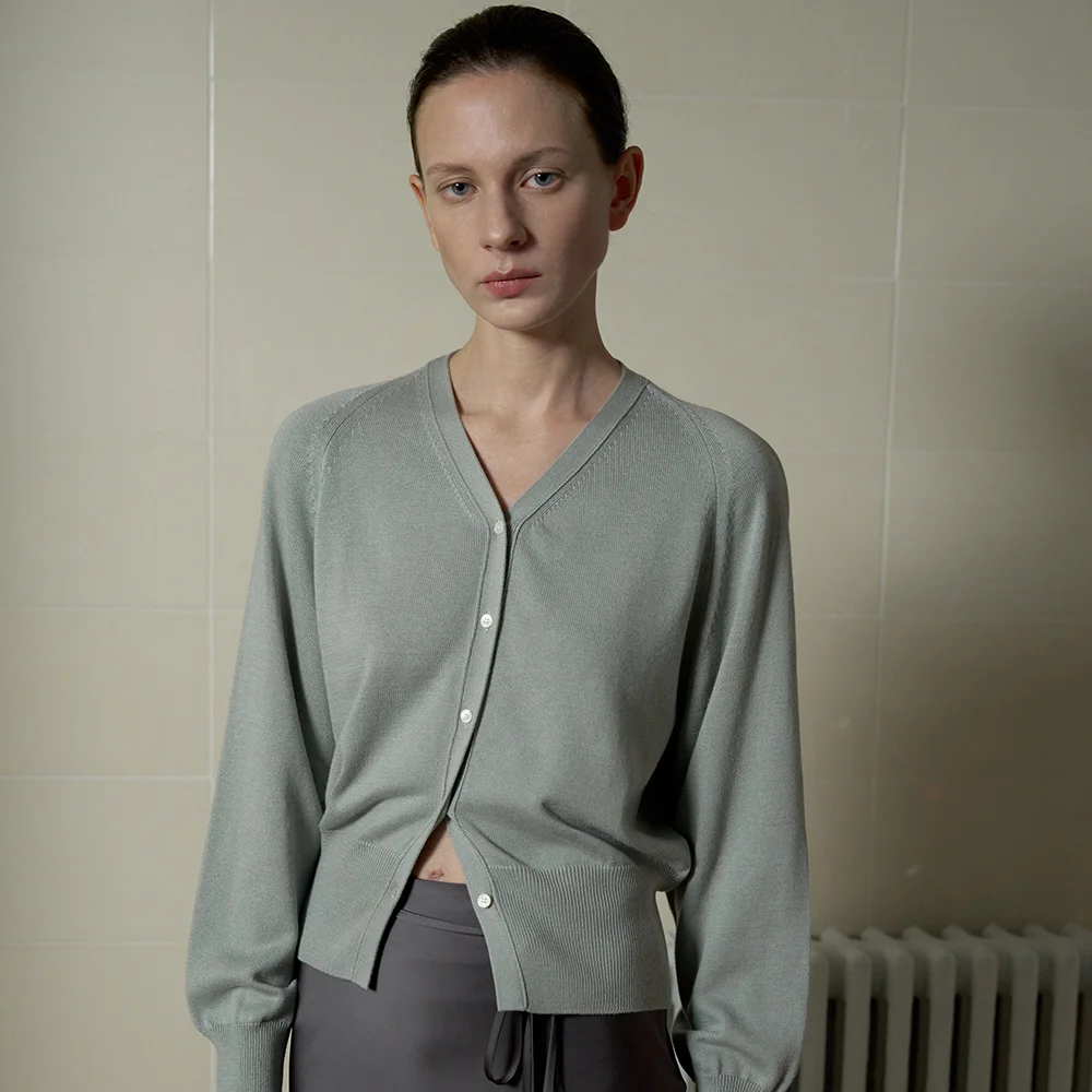 SILK CURVED V-NECK CARDIGAN_PALE BLUE