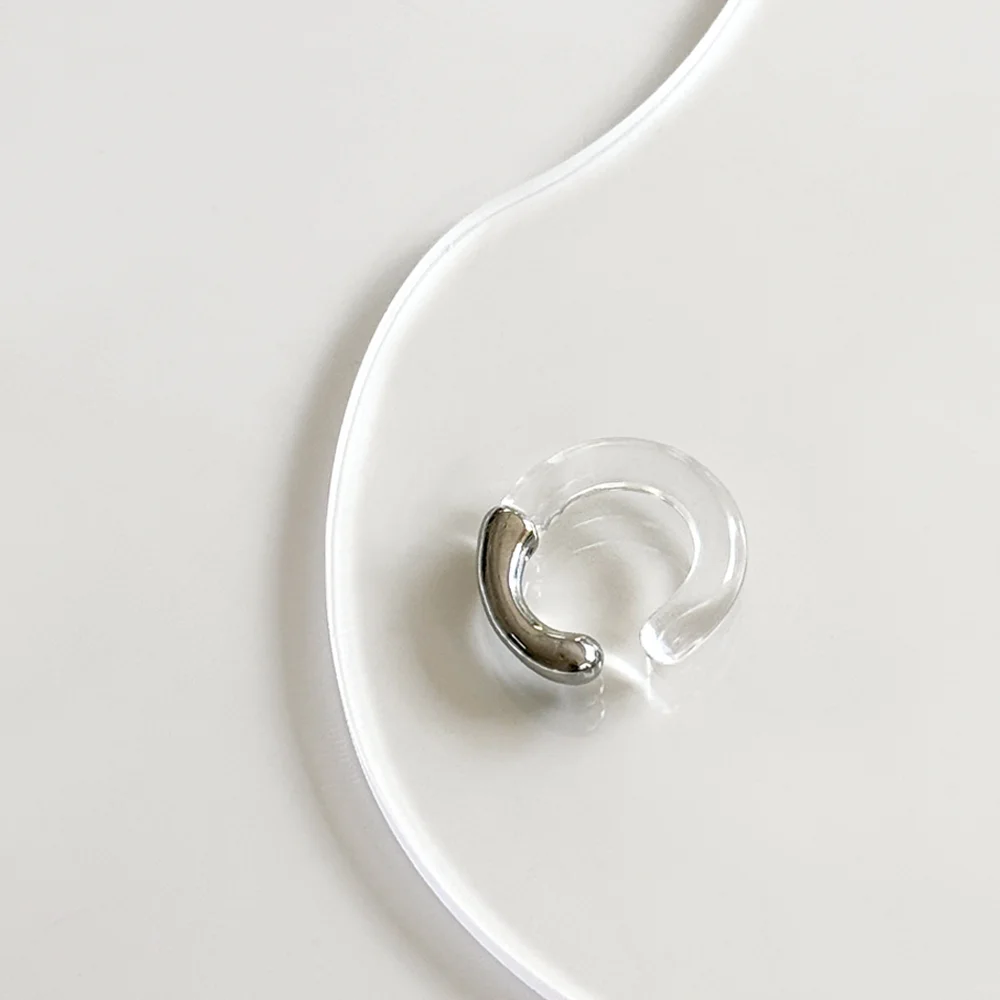Yumi Lee 著用 Argent Acrylic Ear Cuff