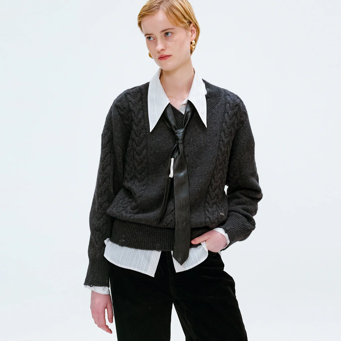 FRAYED CABLE V-NECK KNIT_DARK GRAY