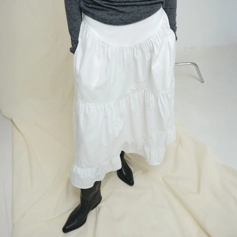 EMBROIDERED SHIRRED TIERED MAXI SKIRT / WHITE