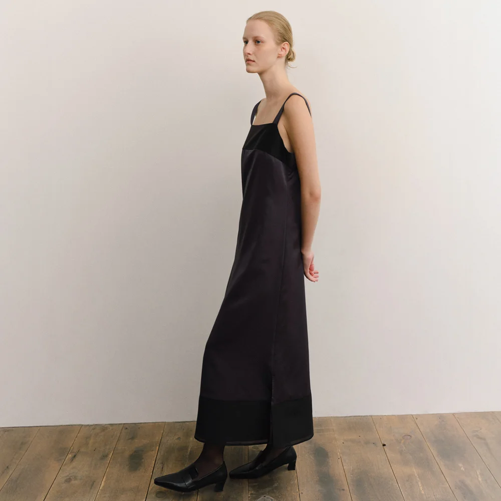 CONTRAST SATIN SLEEVELESS OPS_CHARCOAL