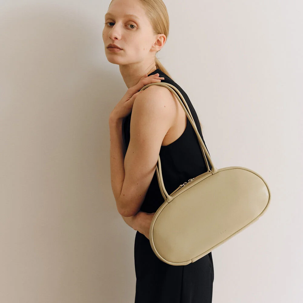 Medium Pebble shoulder bag Wrinkled neutral oat
