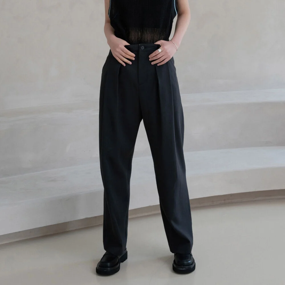 FIN 3 PLEATS PANTS / LESS BLACK