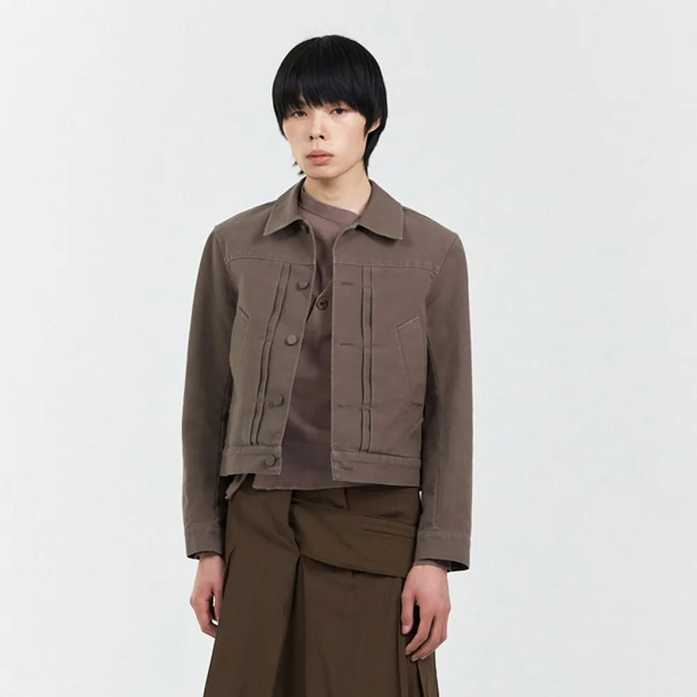 GARMENT DYED DOUBLE PLEATED TRUCKER JACKET MODERN MOCHA