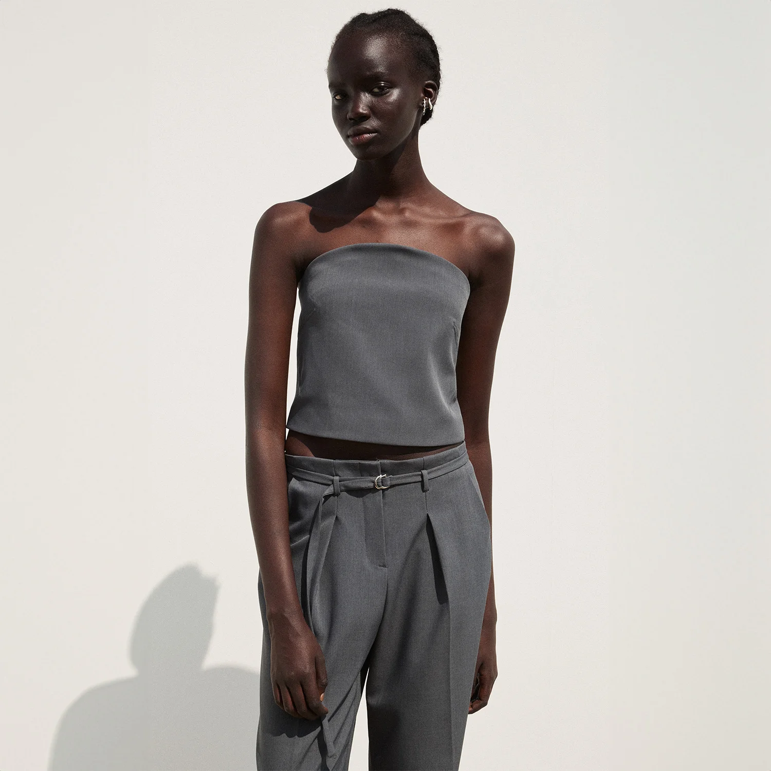 STRAPLESS CROPPED TUBE TOP CHARCOAL
