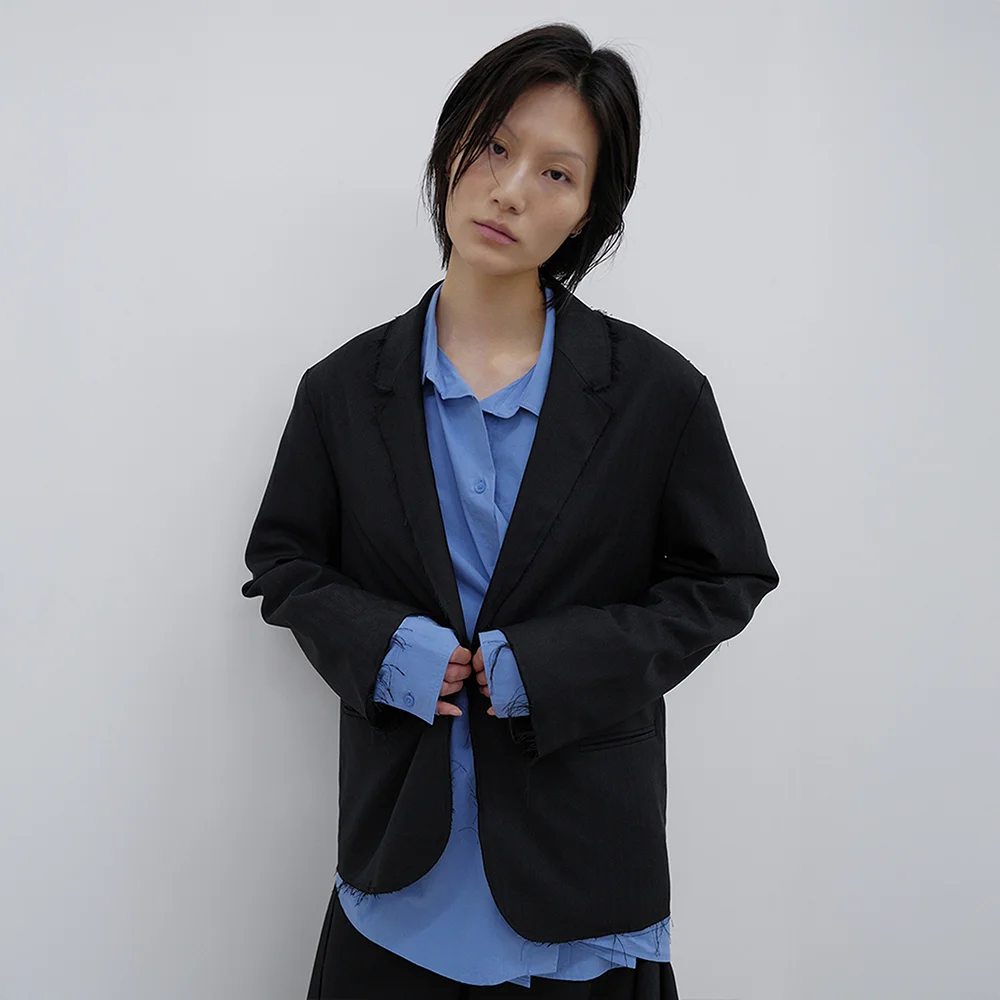 DEINET ROUGH CUT DETAIL BLAZER IN BLACK