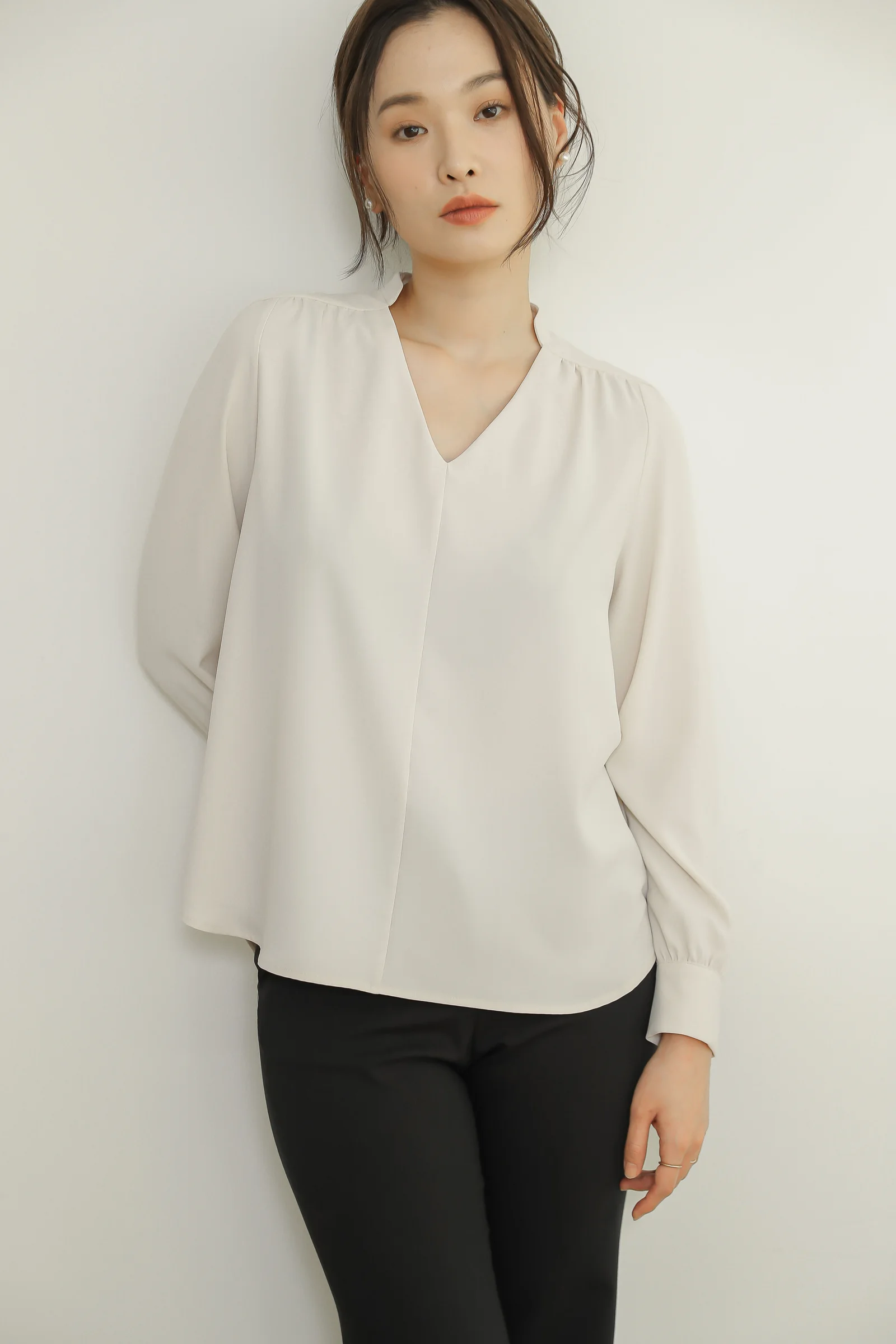 V-neck shirring blouse_Cream