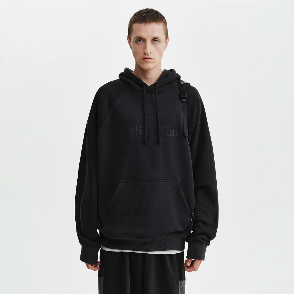 COLOR BLOCK LOGO HOODY TOP IN BLACK