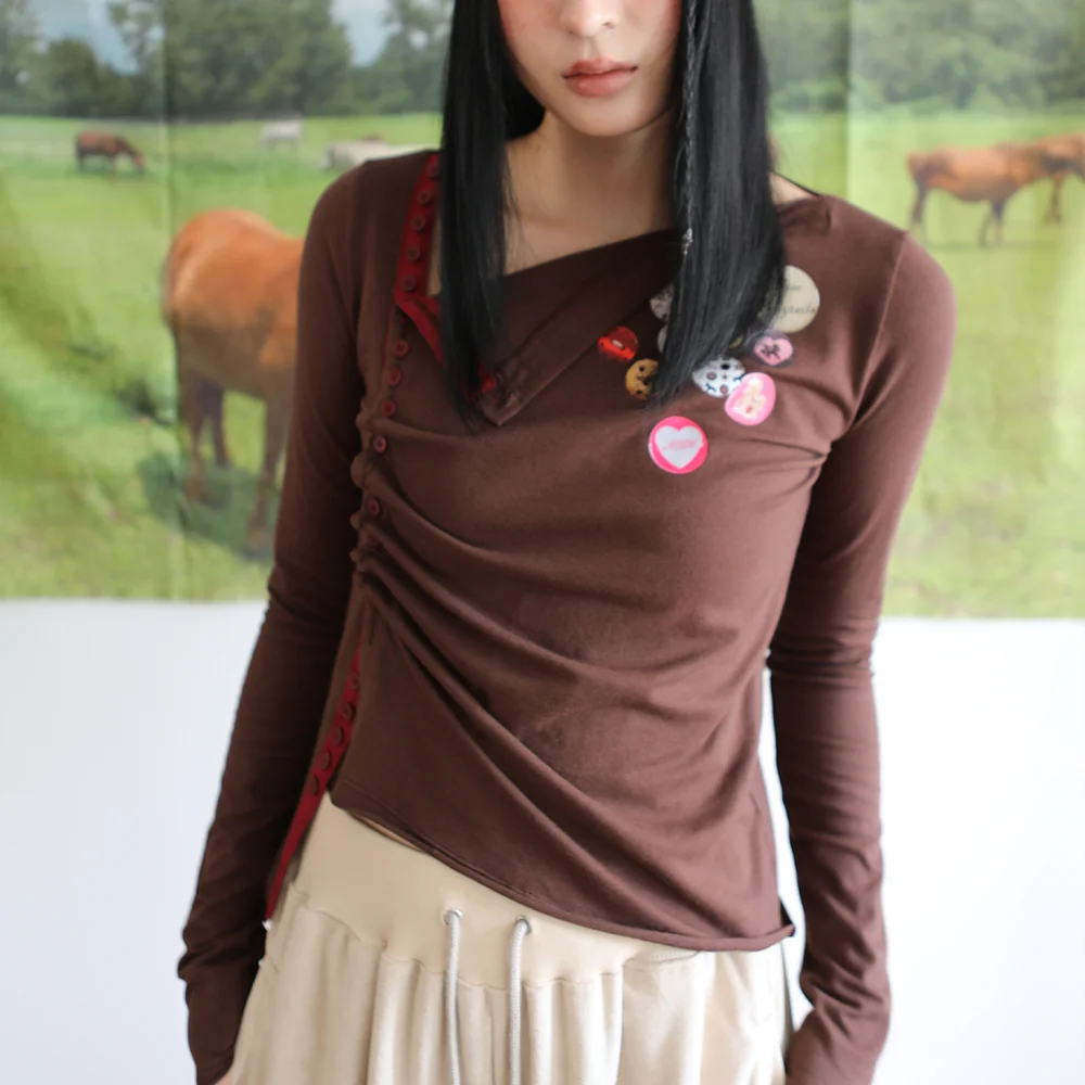 BADGE PRINT SIDE BUTTON TOP CHOCO