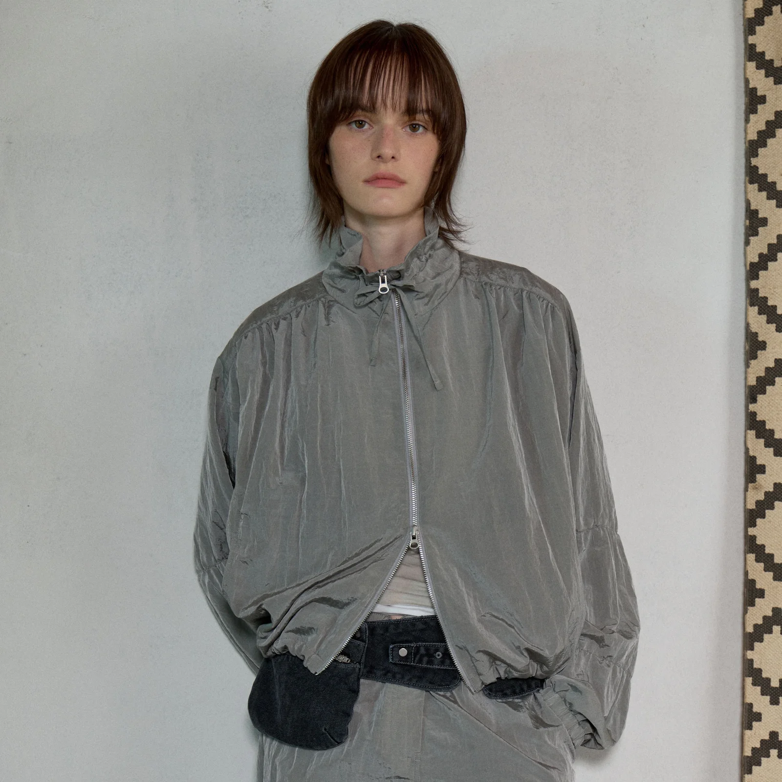 HIGH NECK SHIRRING BLOUSON - GRAY