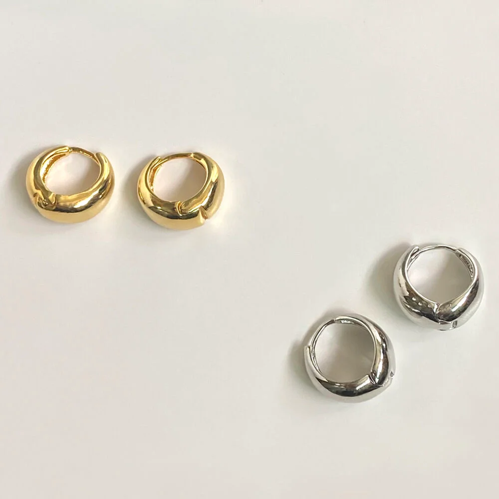 Kim Si-eun,Park Ha-na,Choi Hee-jin,Park Jin-joo,Jang Hee-ryung 著用 Simple Drop Mini Bold Ring Earring