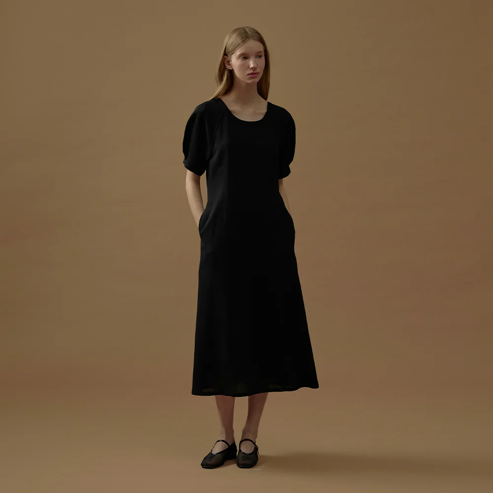 BACK RIBBON SHIRRING DRESS (moat black)