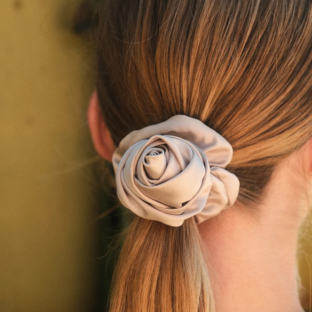POSY HAIR SCRUCHIE (BEIGE)