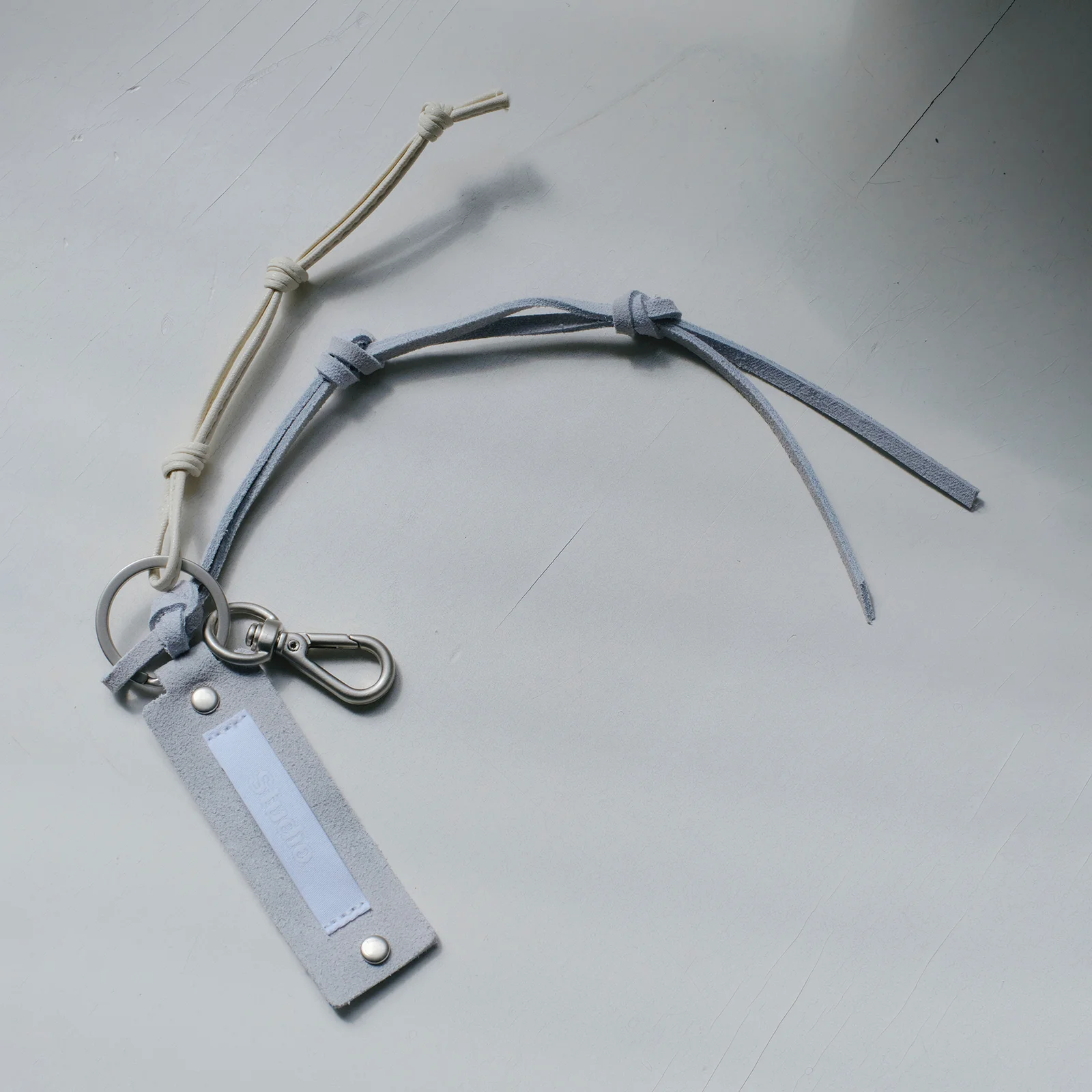 標誌 標籤 皮革 腰帶扣 日常 休閒 鑰匙扣 LEATHER TAB KEY RING / BRUSHED GREY