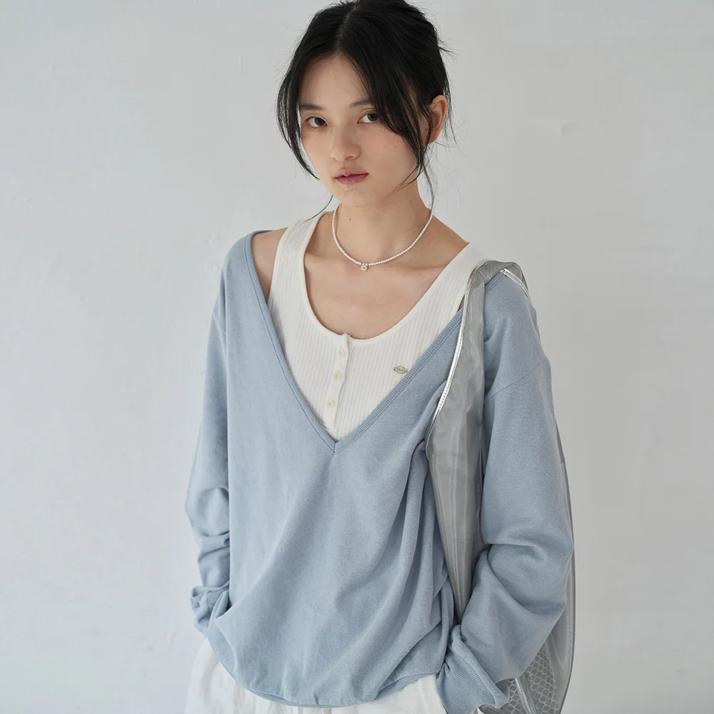DEEP V-NECK SWEATSHIRT (pale blue)