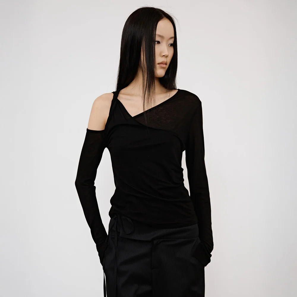 ONE SHOULDER DRAPED ASYMMETRIC TOP IN BLACK