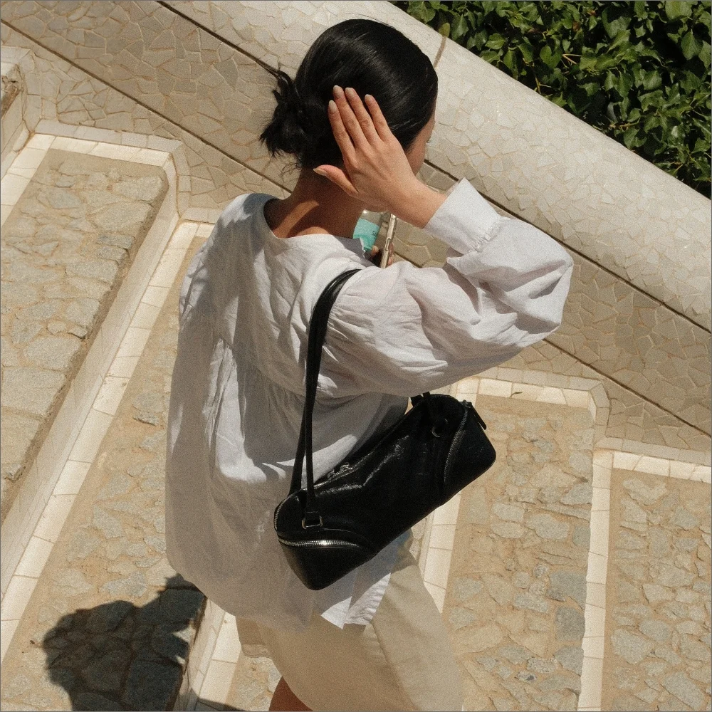 CURVE ZIP BAGUETTE BAG IN BLACK