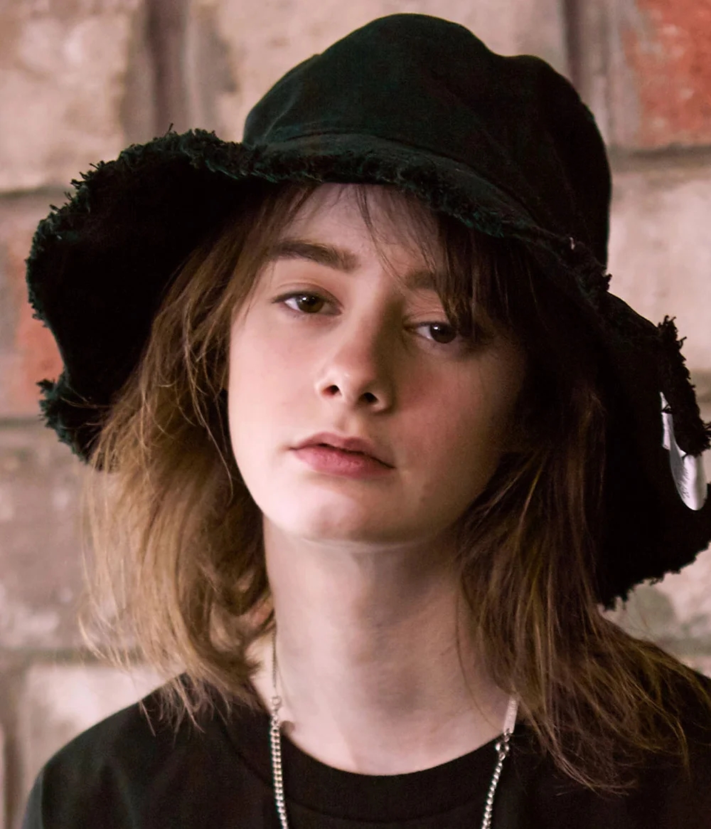 REVERSIBLE BLACK BUCKET HAT