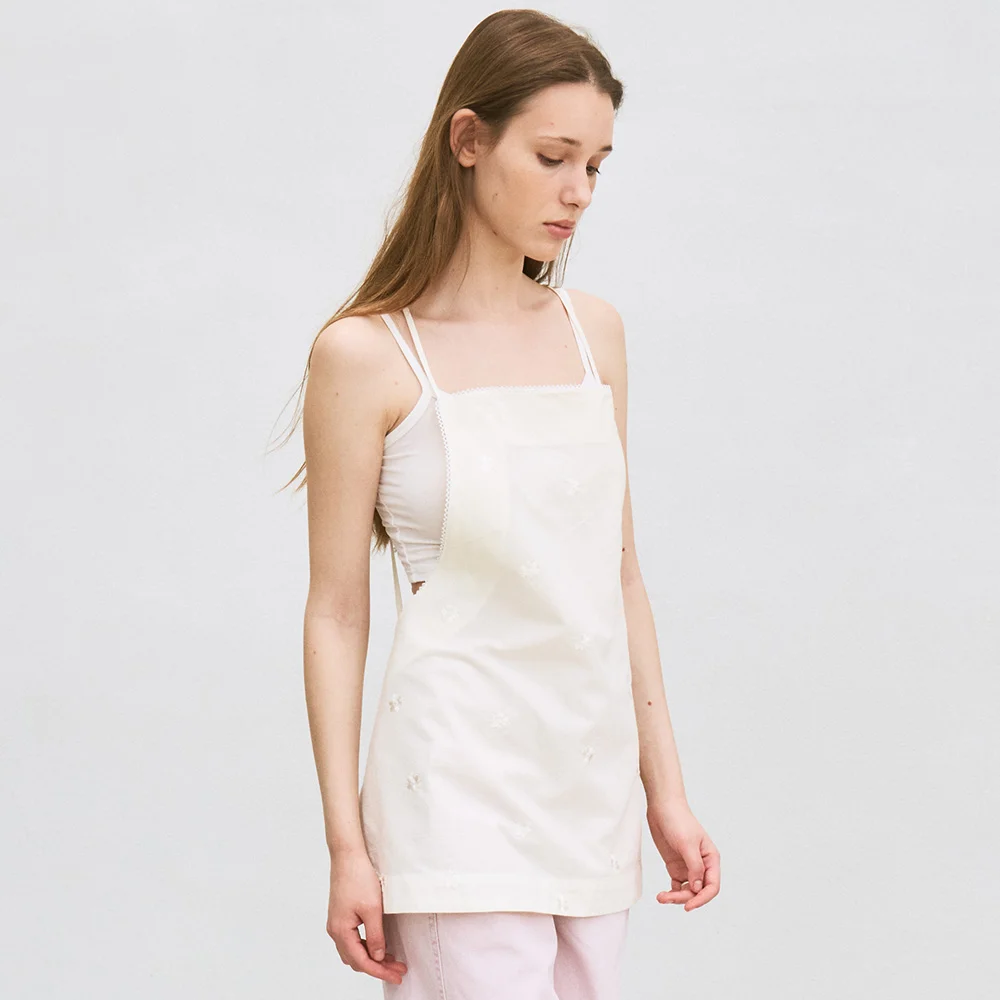 embroidered apron (light yellow)