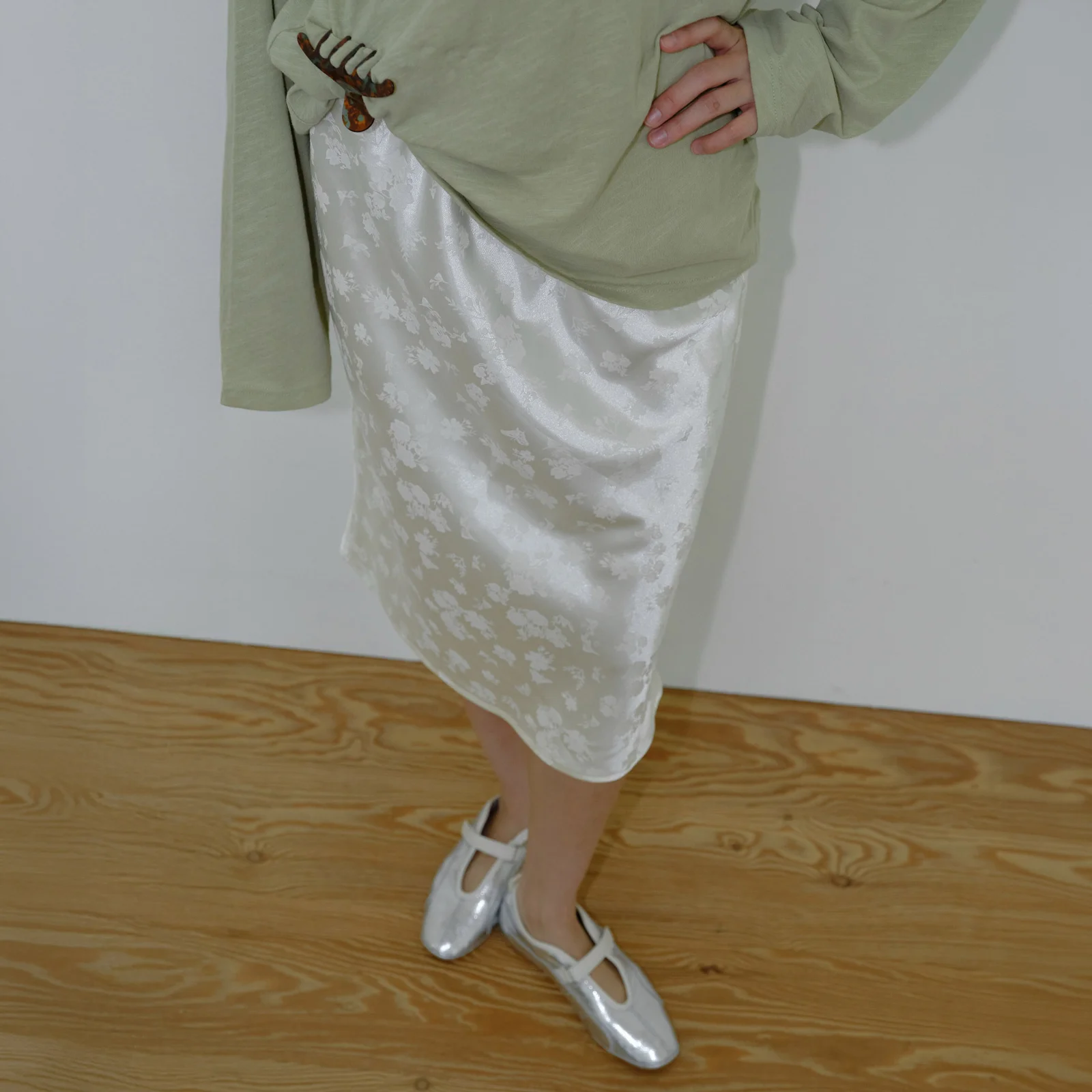 SATIN FLORAL MIDI SKIRT / CREAM