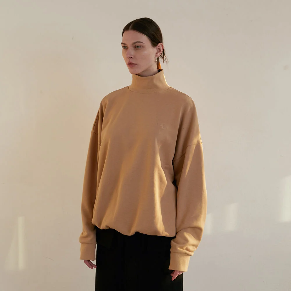 LOGO TURTLE NECK SWEATSHIRT - BEIGE