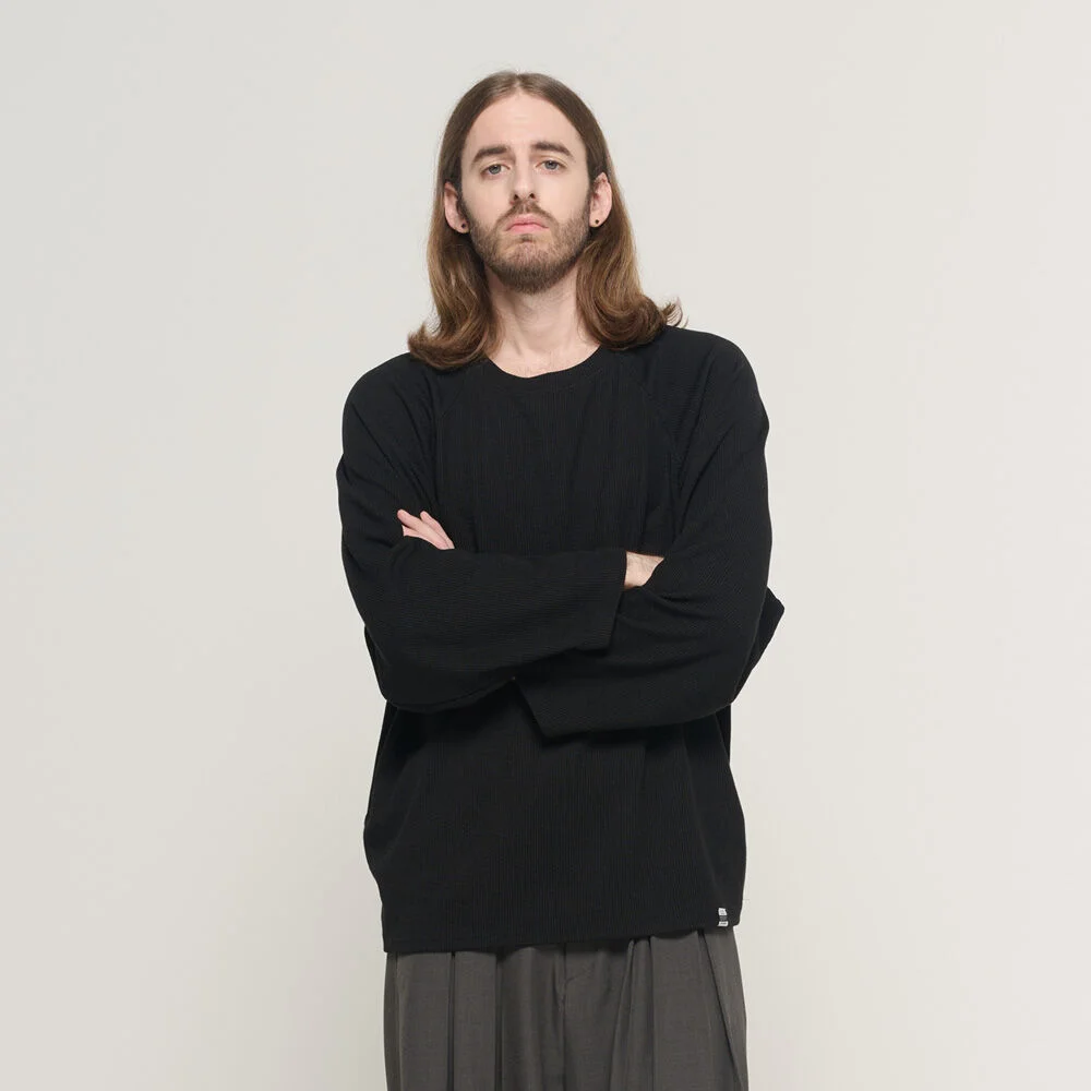 SOFT RAGLAN LAYERED LONG-SLEEVE KNIT (BLACK)