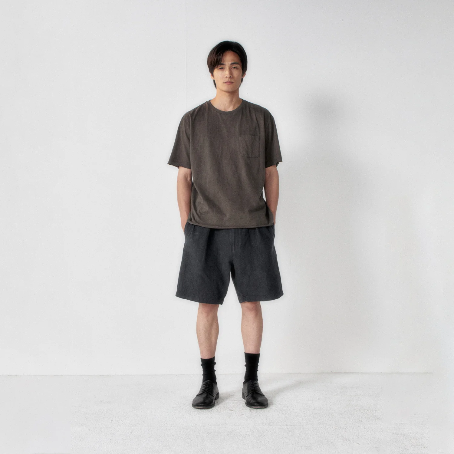 Washed Linen Two Tuck Shorts_Charcoal