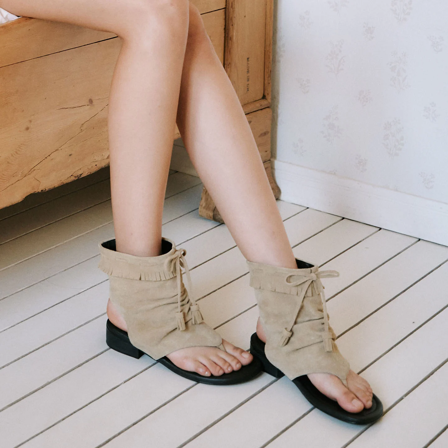 SUEDE TESSLE FLIP-FLOP