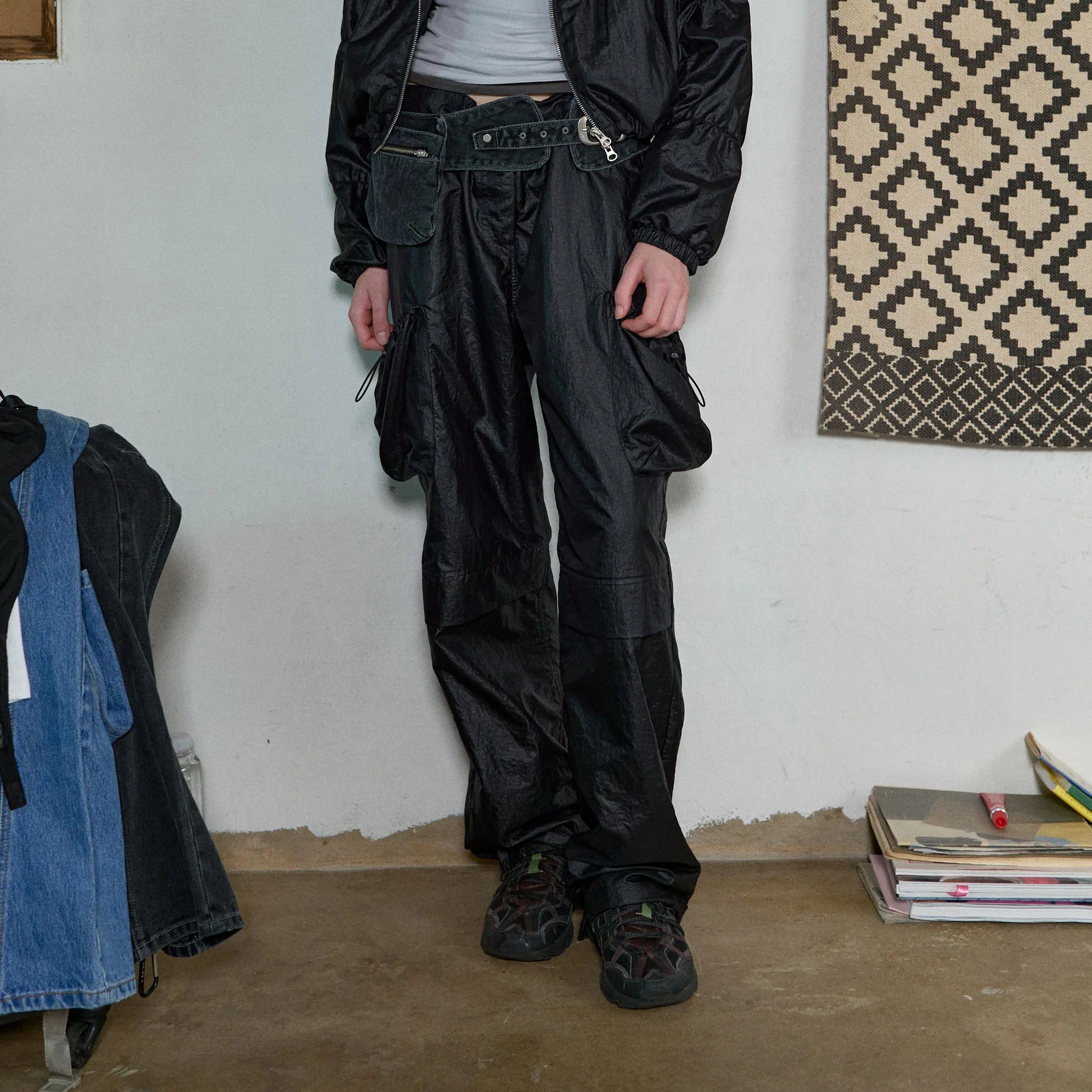 SHIRRING PARACHUTE PANTS - BLACK