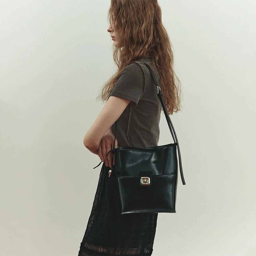Riley Bucket in Black UA5SB071-10