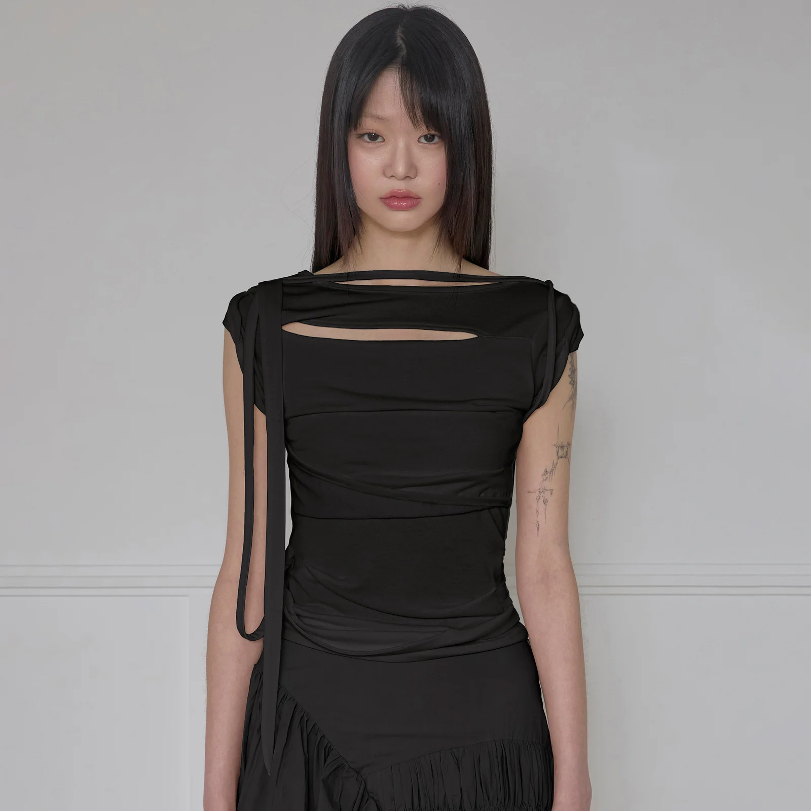 Asymmetrical Draped Strap Roll-Up T-Shirt (FL-170_Black)