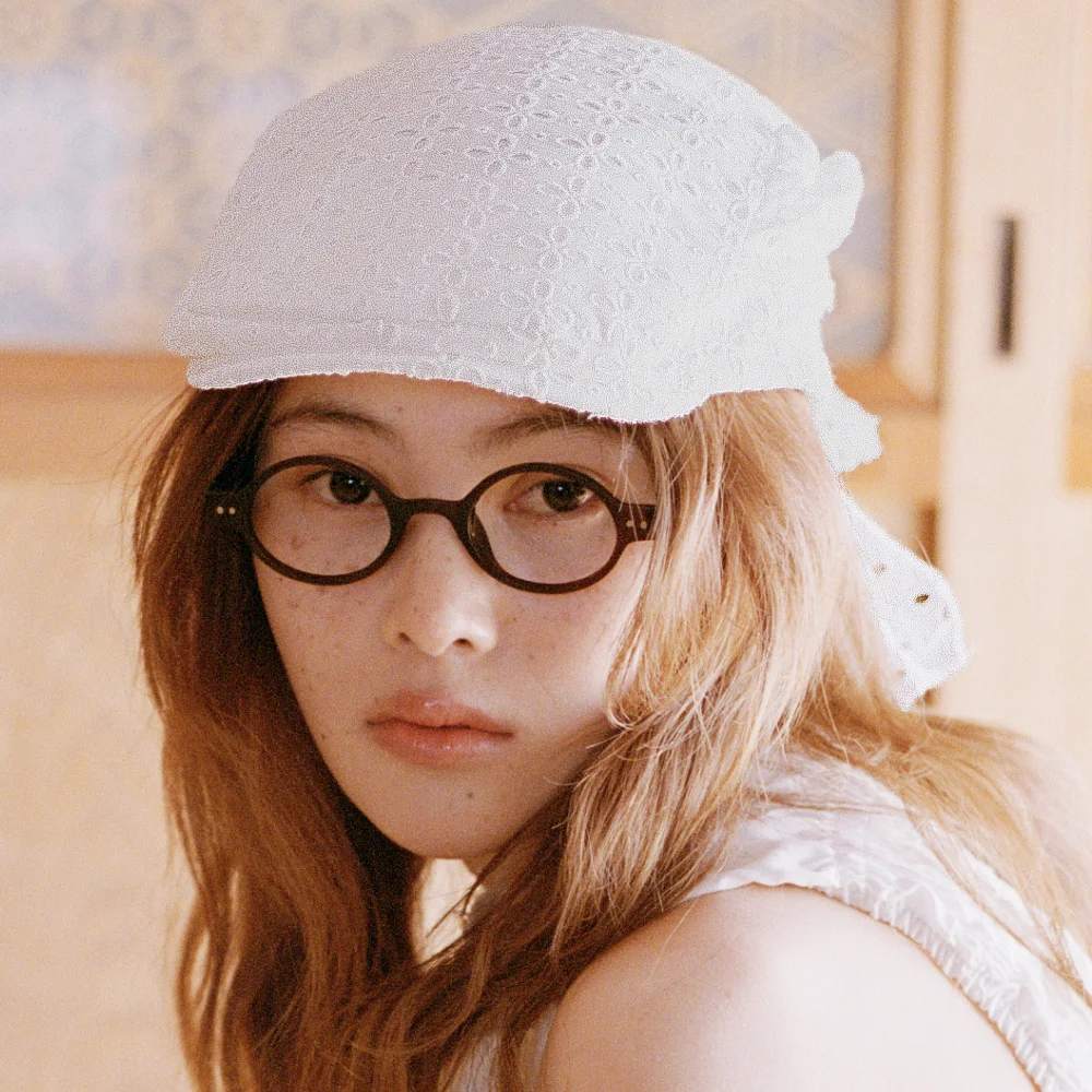 LACE SCARF FLAT CAP IN WHITE