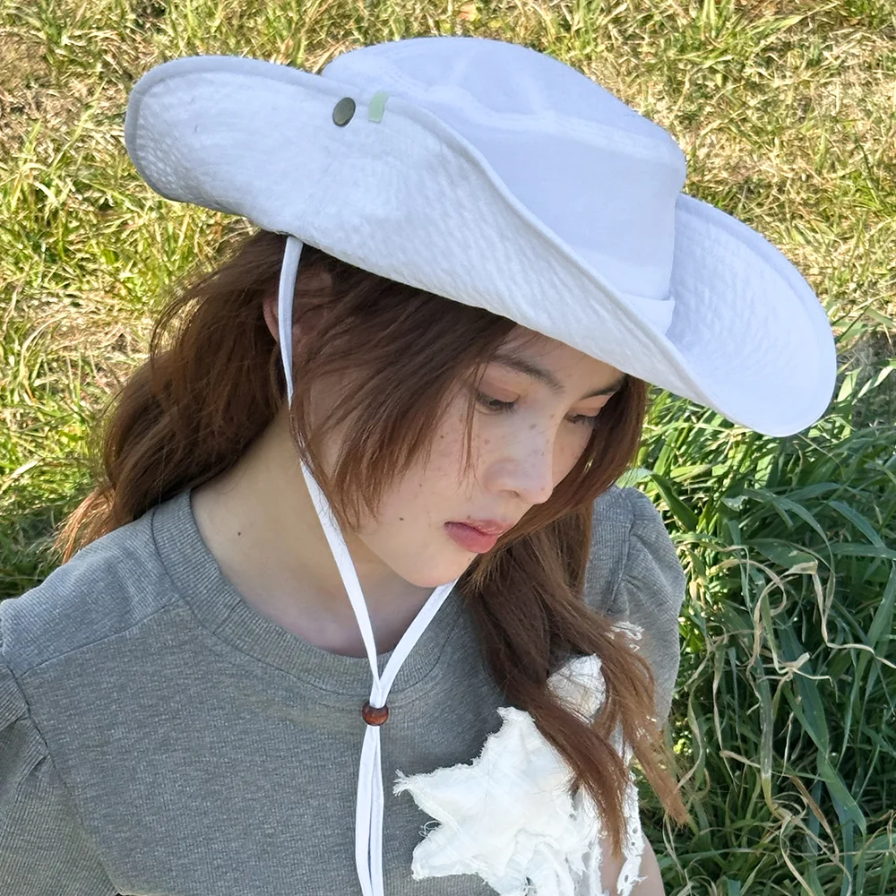 STUD SAFARI BUCKET HAT IN WHITE