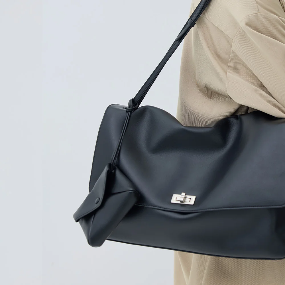 letter from paradise BAG charm - black